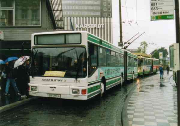Gelenkobus Nr. 030 vom österreichischen
Typ ÖAF Gräf & Stift NGE 152 M17 in Solingen